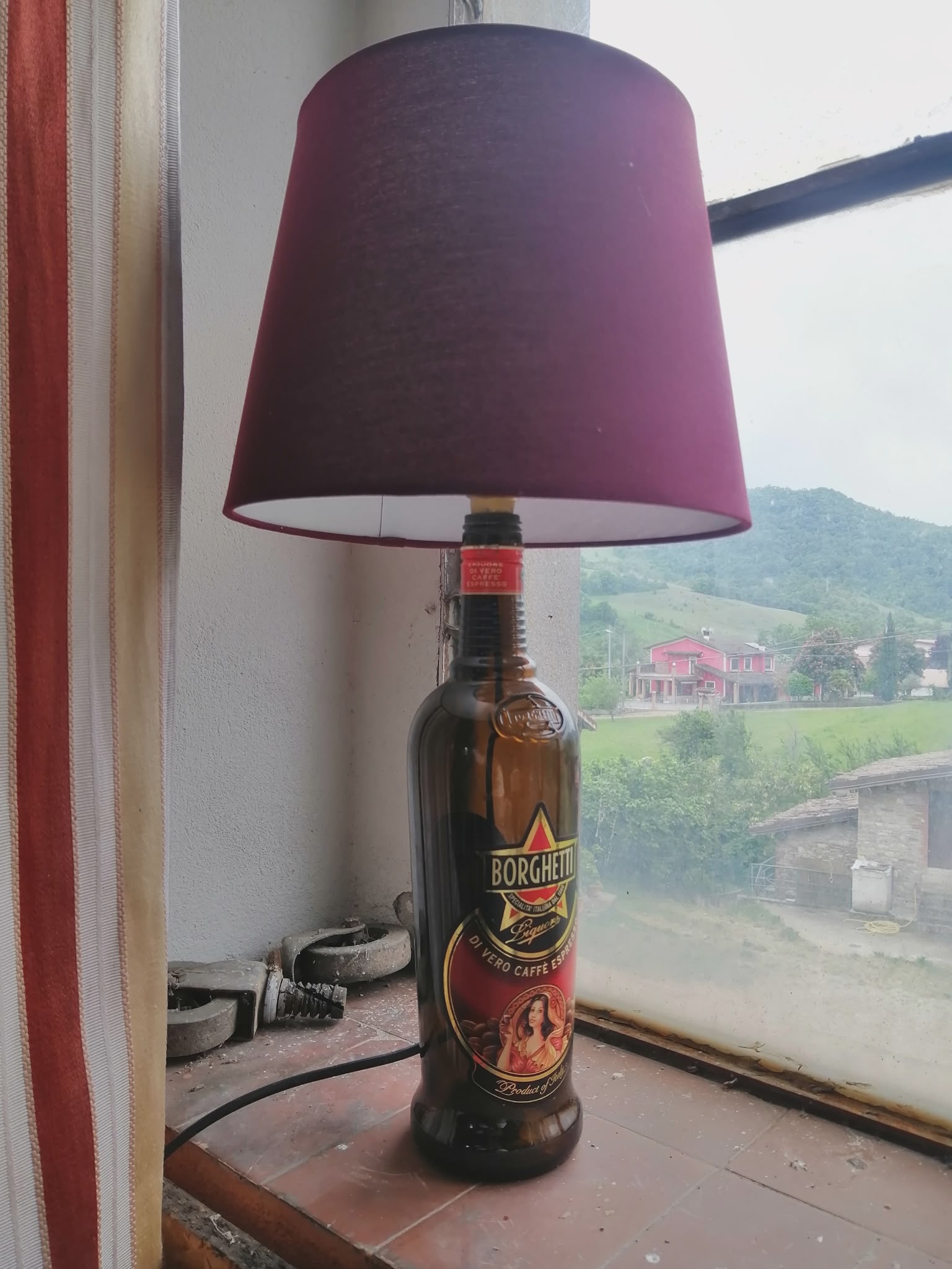 Lampada Borghetti caffè con Appennino sullo sfondo