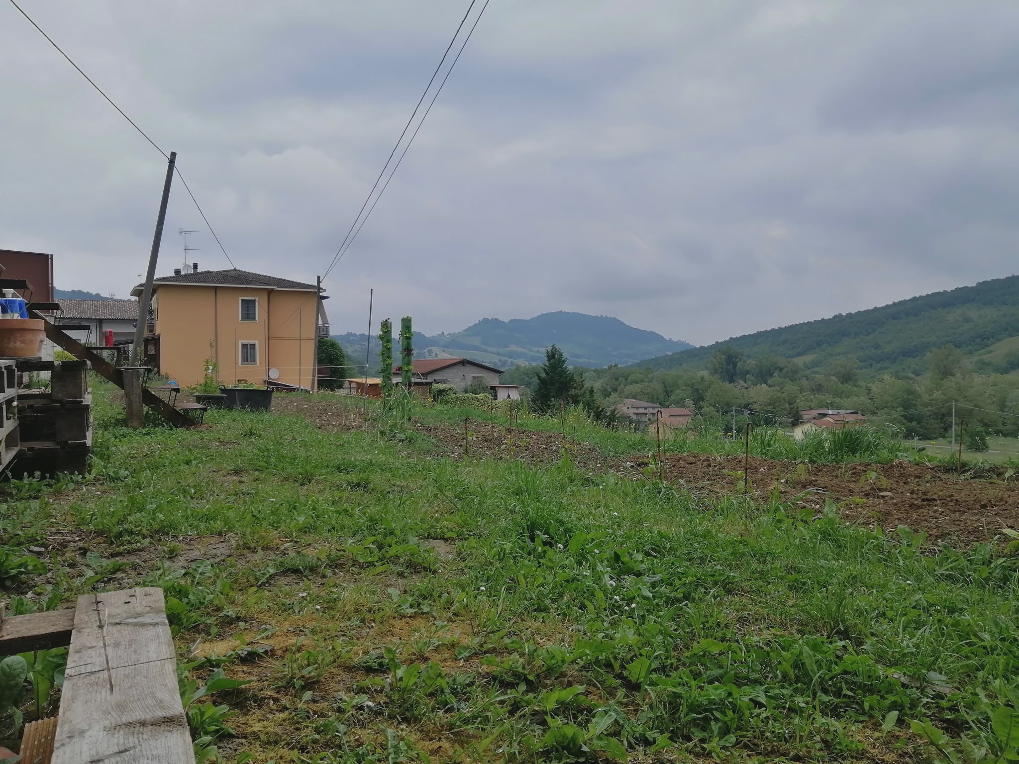Panorama del campo con l'Appennino
